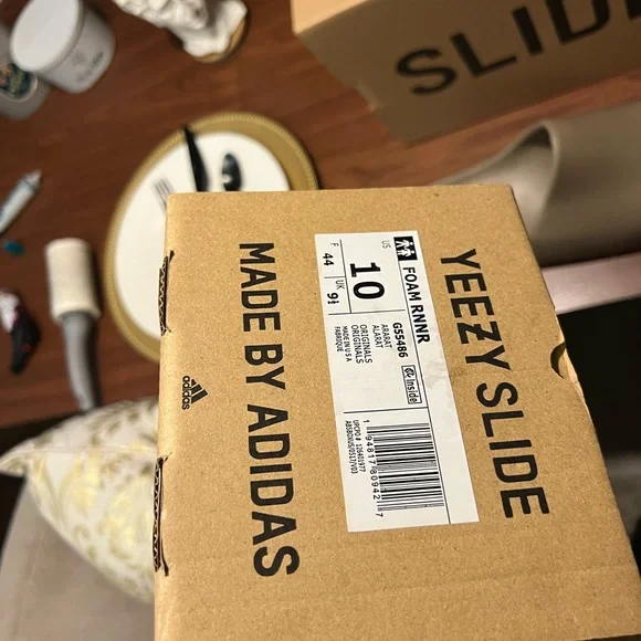 Brand New Yeezy Slide bone display picture 2